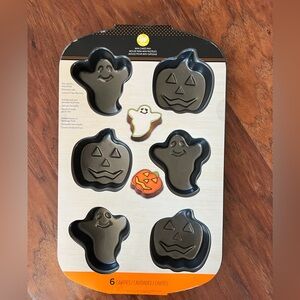New never used Wilton mini cakes pan. Halloween ghosts pumpkin jack o lanterns